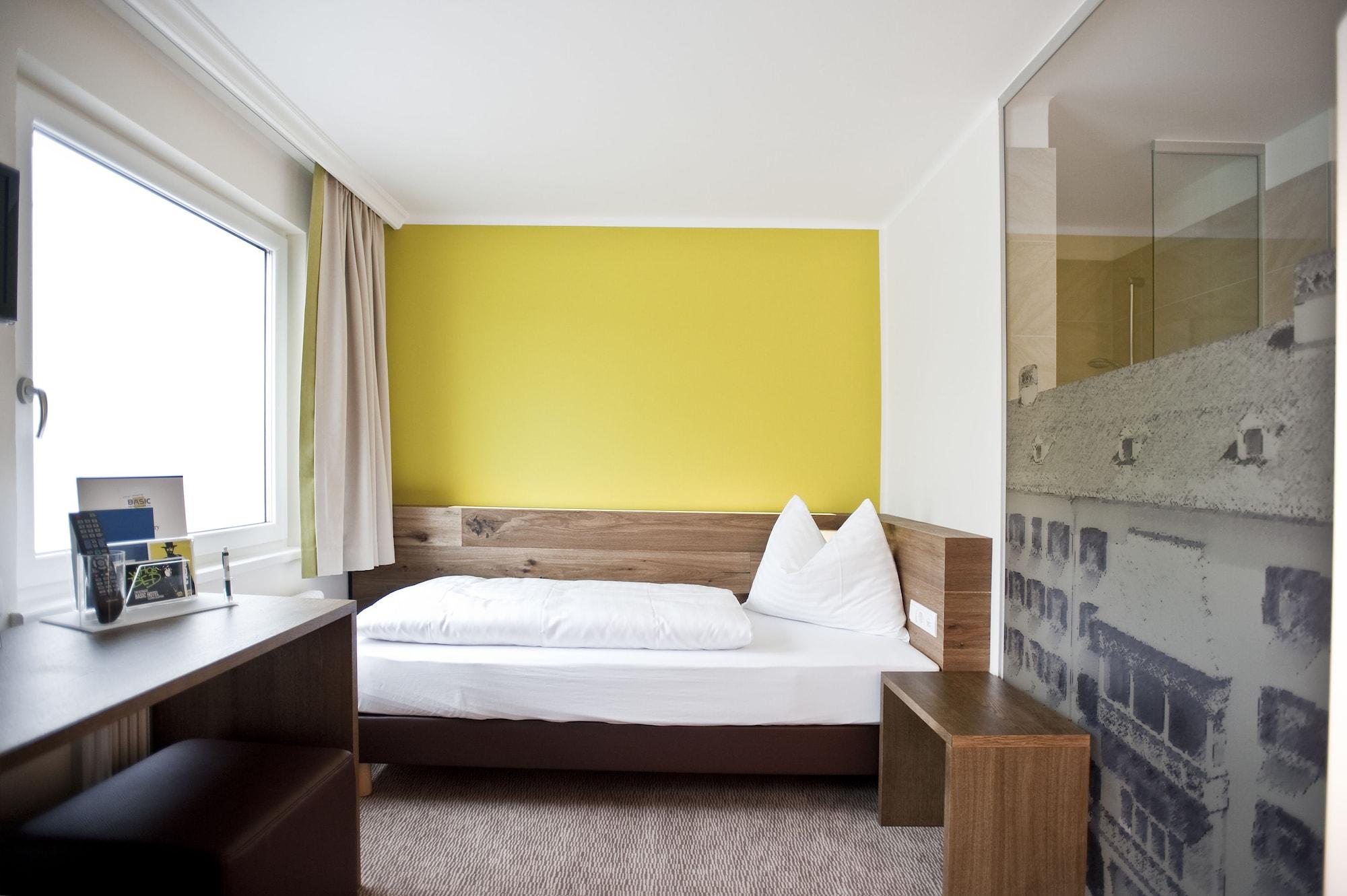 Basic Hotel