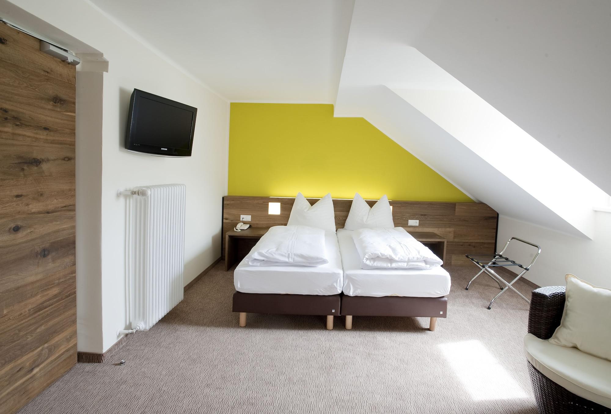 Basic Hotel